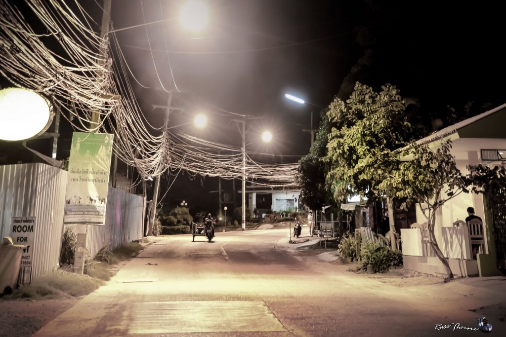 2016-08-15-wires-on-soi-khao-noi-IMG_8289.jpg