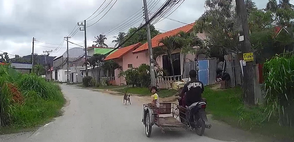 Kid In Samlor 2016_0825_160045_002.MOV_00_01_38_2016-08-26-23h22m30s046.jpg