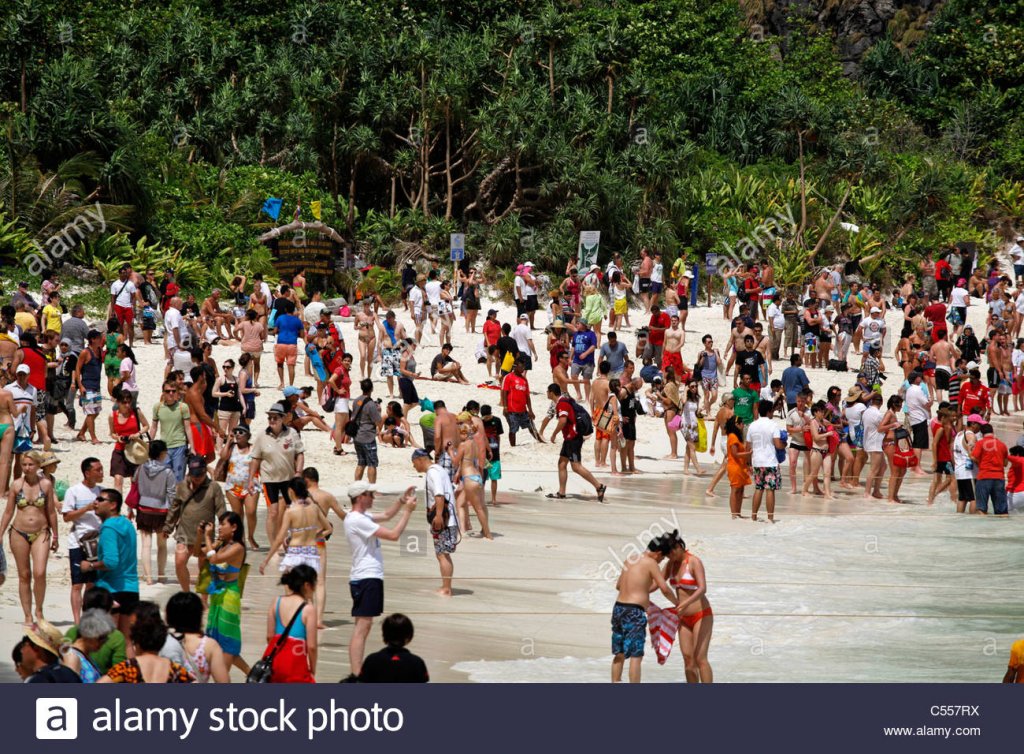 crowds-of-people-and-tourists-on-the-beach-maya-bay-where-the-beach-C557RX.jpg