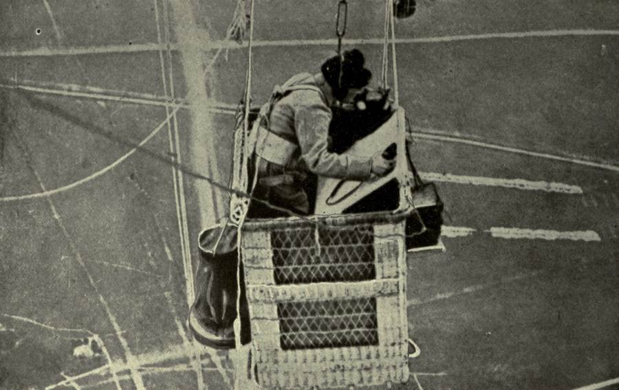 Guerre-14-18---Ballon---observateur-dirigeant-l-artillerie.jpg