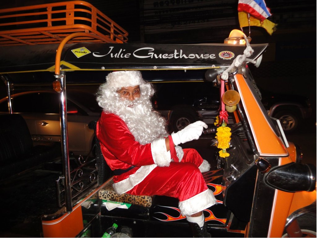 xmas santa tuk tuk driver c up 24 dec 11 2011_12240122.JPG