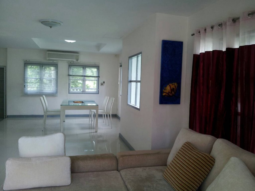 Living room 2.JPG