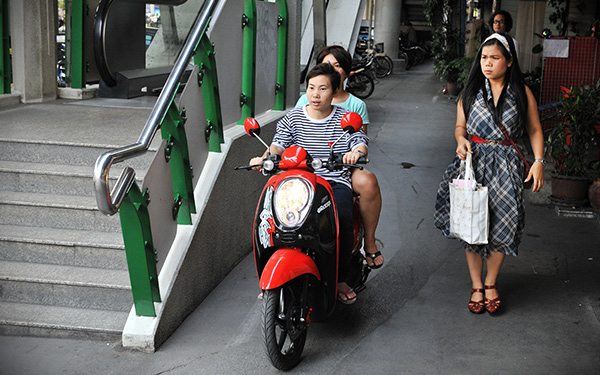 bangkok-motorbikes-on-the-pavement.jpg