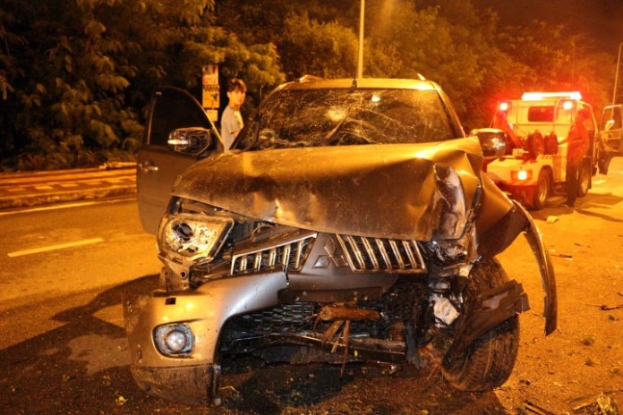 pajero-hit-street-light-1.jpg