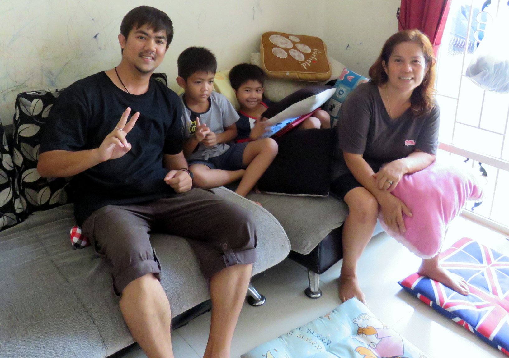 Mr Joe at home kids and mum phuket 26.10.16.jpg