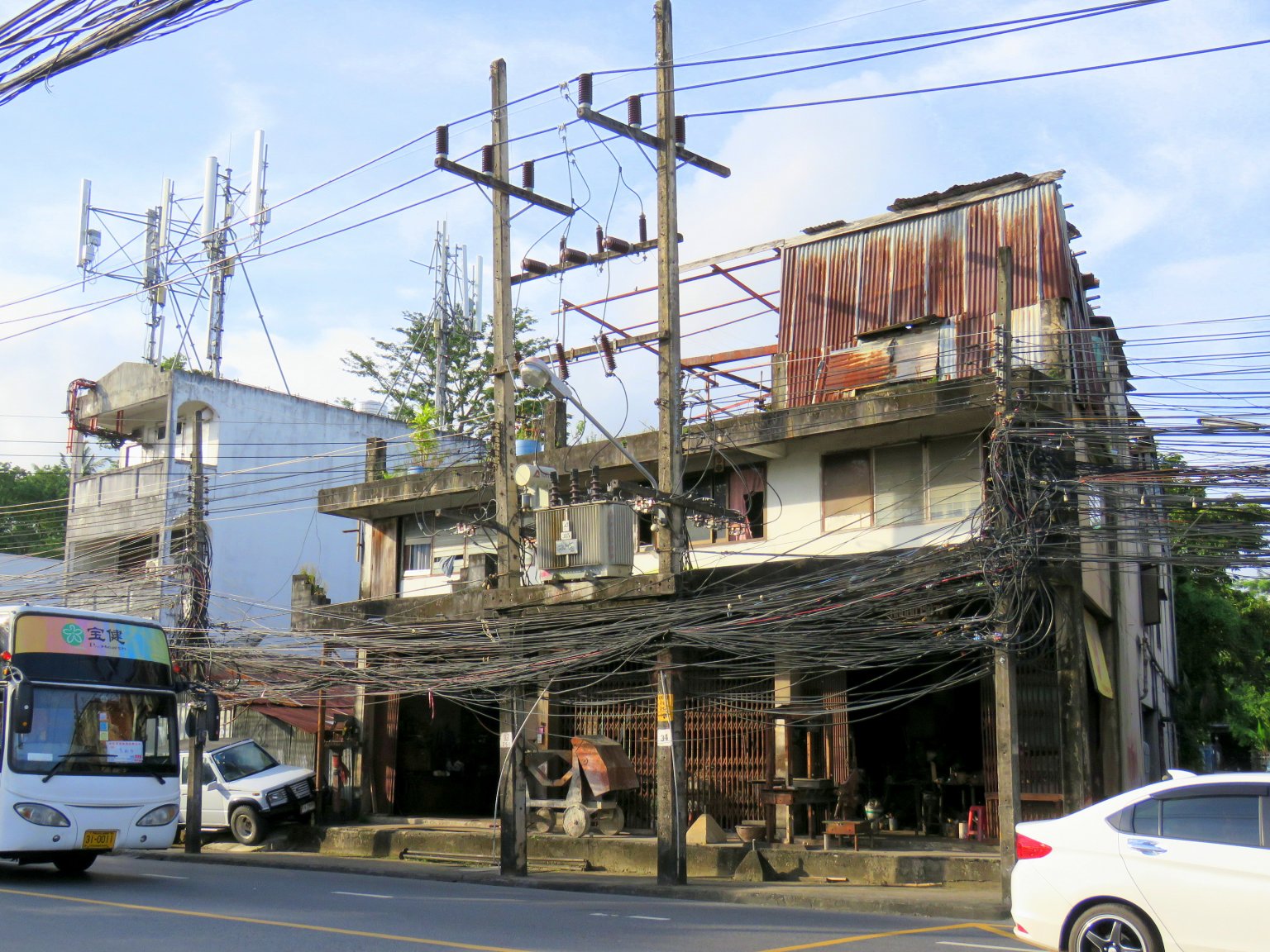 power and telecom Phuket town 17.10.16.jpg
