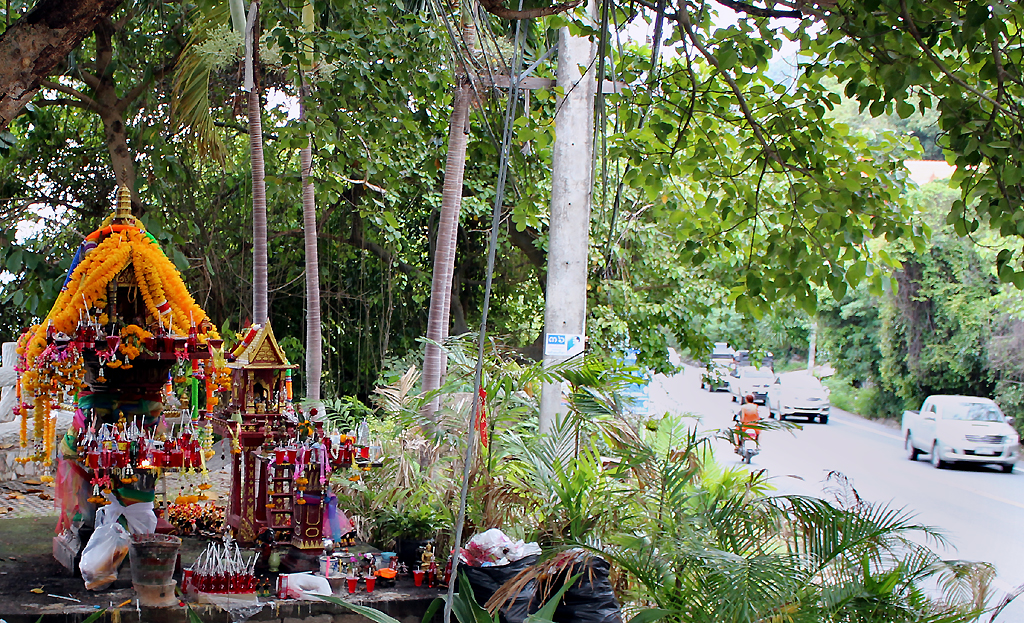 Spirit-House-by-road_IMG_5945.jpg