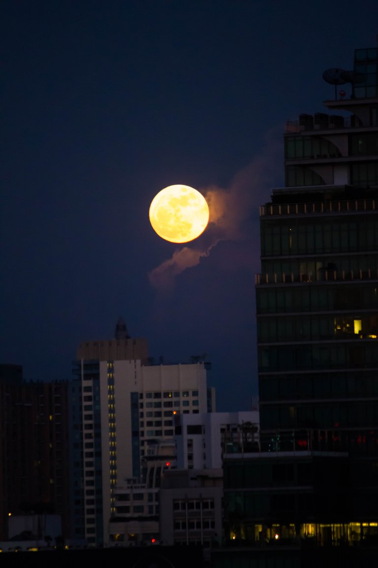 SupMoon_02.jpg