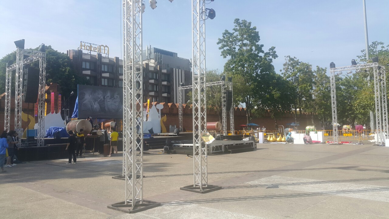 thaphae gate stage for kings event 10 dec 16 20161210_142628~01.jpg