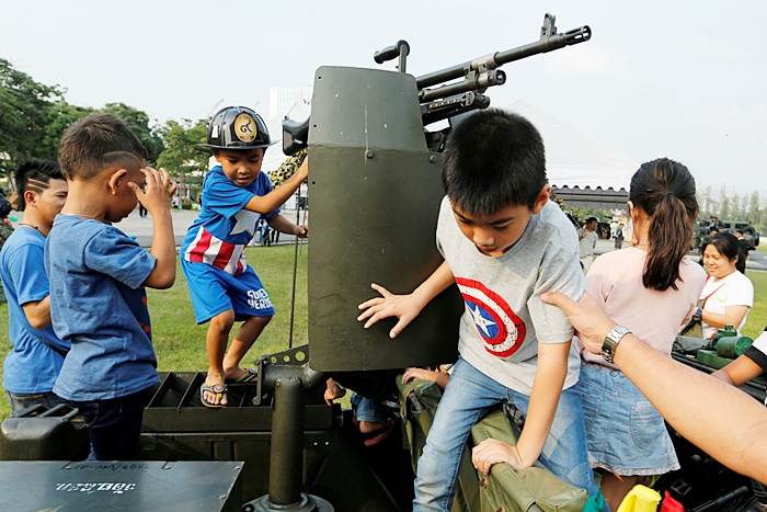 2017-01-14T140610Z_1_LYNXMPED0D0AS_RTROPTP_4_THAILAND-CHILDRENDAY.JPG