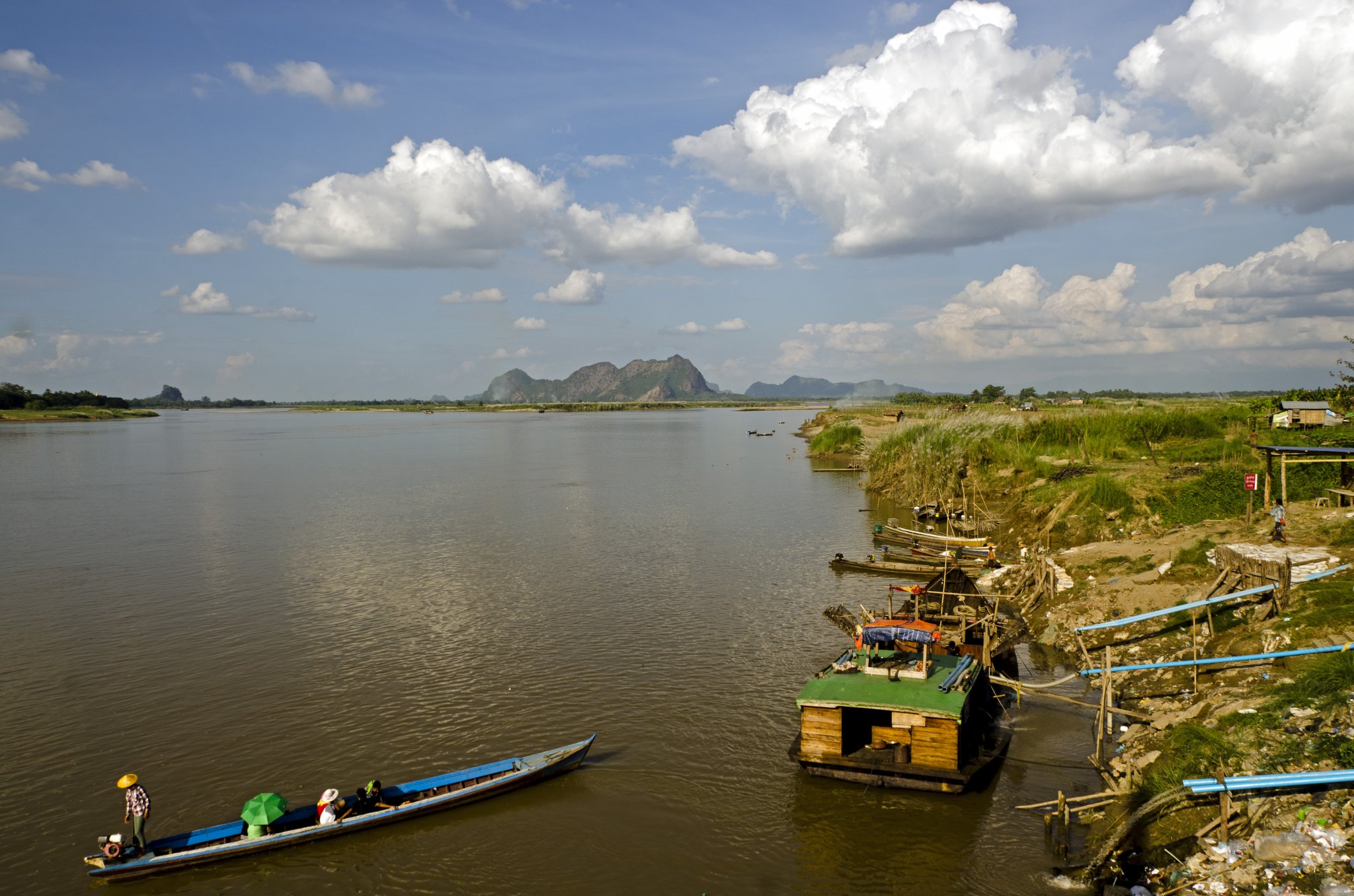 On the banks of te Salween river  Hpa-an.jpg