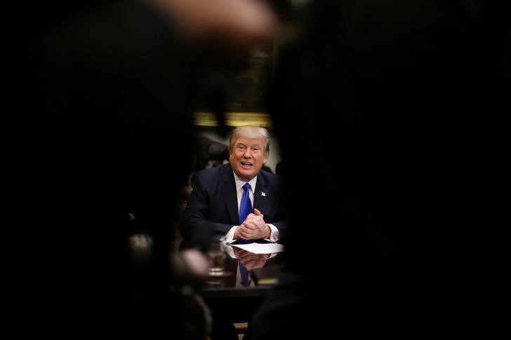 2017-02-02T074254Z_1_LYNXMPED110CG_RTROPTP_3_USA-TRUMP.JPG