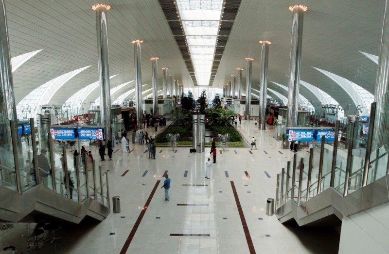 2017-03-23T100203Z_2_LYNXMPED2M0K2_RTROPTP_3_USA-AIRLINES-ELECTRONICS-DUBAI.JPG