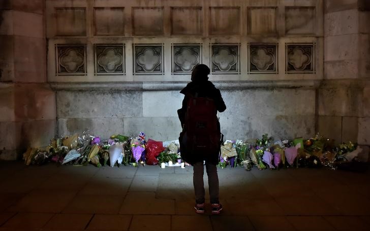 2017-03-24T084049Z_2_LYNXMPED2N0HP_RTROPTP_3_BRITAIN-SECURITY-VIGIL.JPG