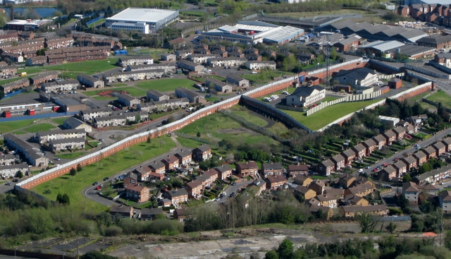 58cfa9f2f3676_Peace_Line_Belfast_-_geograph_-_1254138.jpg.168db6605efd3b935d1edb966fe8ffaa.jpg