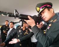 58d0afe59a72f_prayuthwithgun.jpg.cf42055e0441fc9e902616e04502a95c.jpg