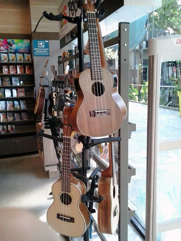 tvi20170311_ukuleles-at-B2S.jpg