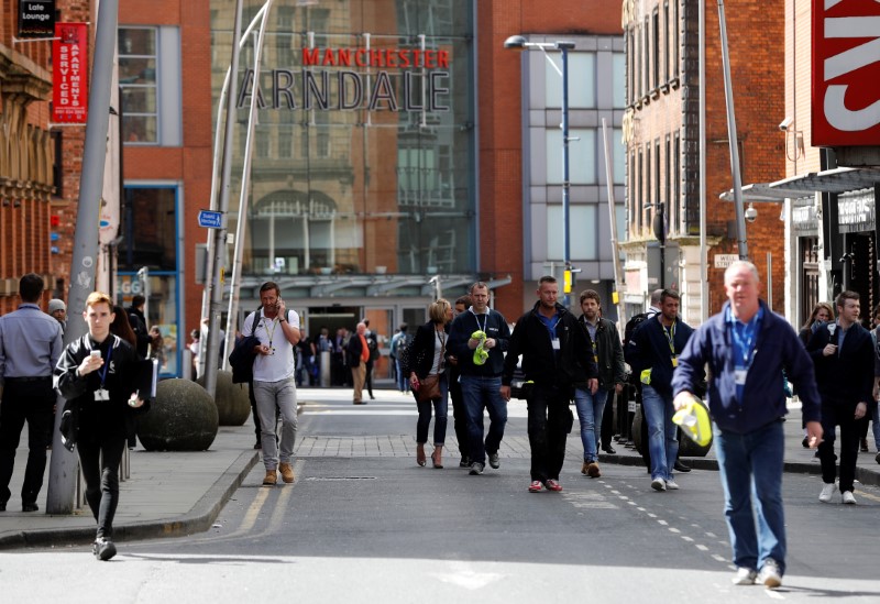 2017-05-23T104203Z_1_LYNXMPED4M0TV_RTROPTP_3_BRITAIN-SECURITY-MANCHESTER.JPG