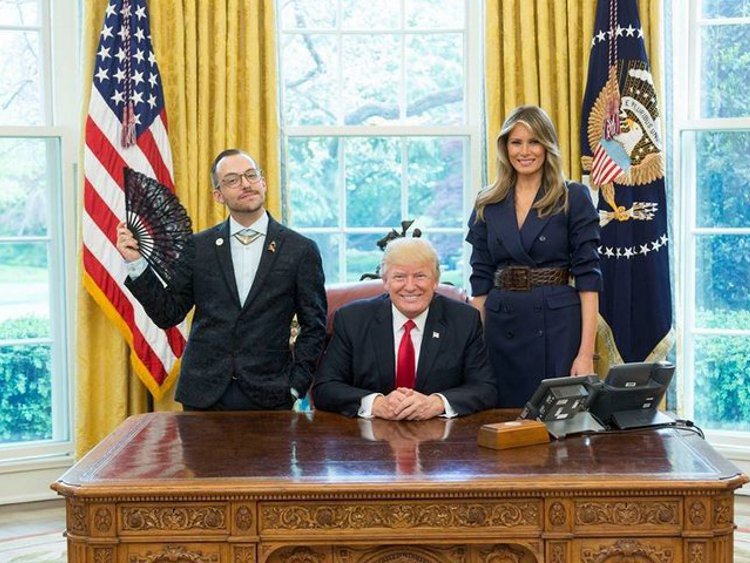 trumpfan2.jpg.01f60913115b652e37d40a376188837e.jpg