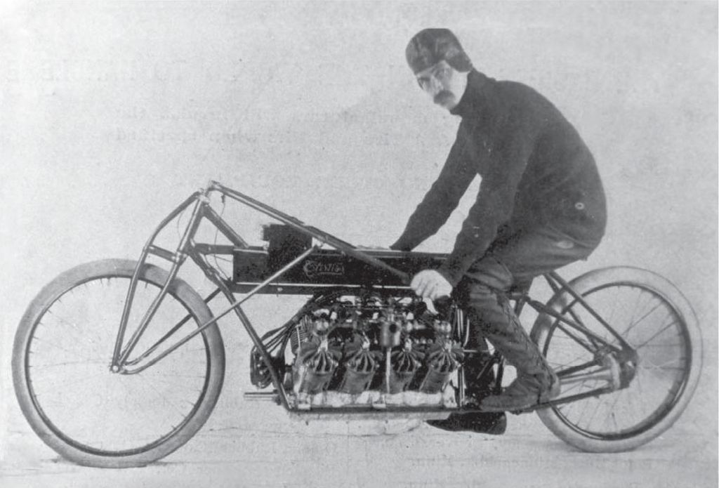 5975b7cad2da9_1024px-Glenn_Curtiss_on_his_V-8_motorcycle_Ormond_Beach_Florida_1907.jpg.89bc63c4c791f6b9c53edcd394ddb314.jpg
