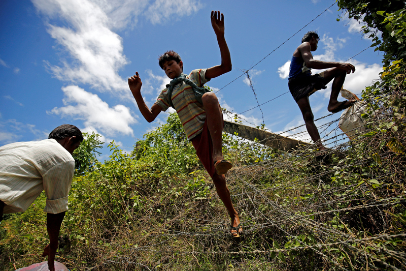 2017-08-29T104636Z_1_LYNXNPED7S0MN_RTROPTP_4_MYANMAR-ROHINGYA-BANGLADESH.JPG