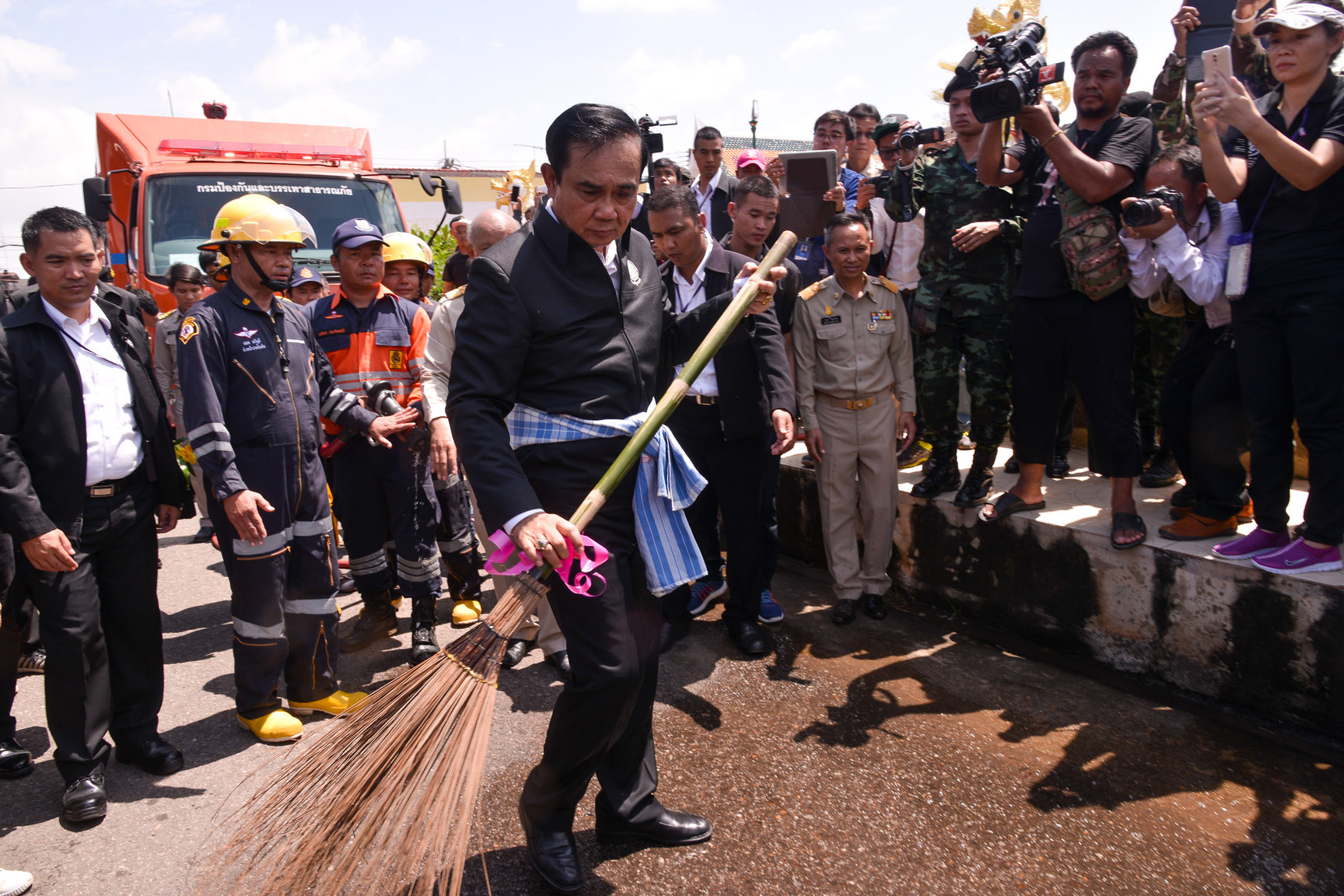 sak-nak floods, prayut late clean-up.jpg