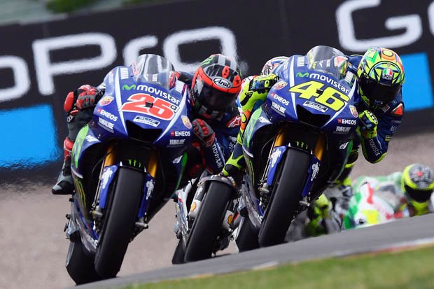 sering-diasapi-di-motogp-2017-rossi-curigai-niat-terselubung-vinales-2xY.jpg