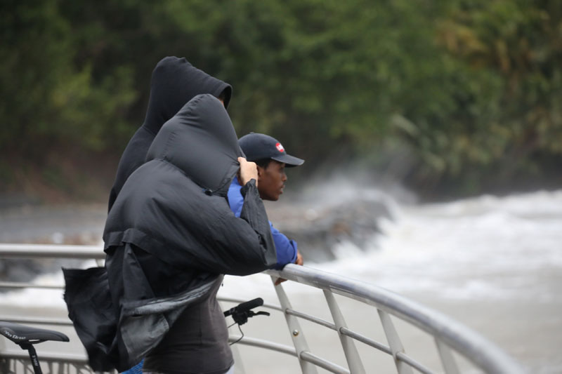 2017-09-19T013013Z_1_LYNXNPED8I01R_RTROPTP_4_STORM-MARIA-GUADELOUPE.JPG