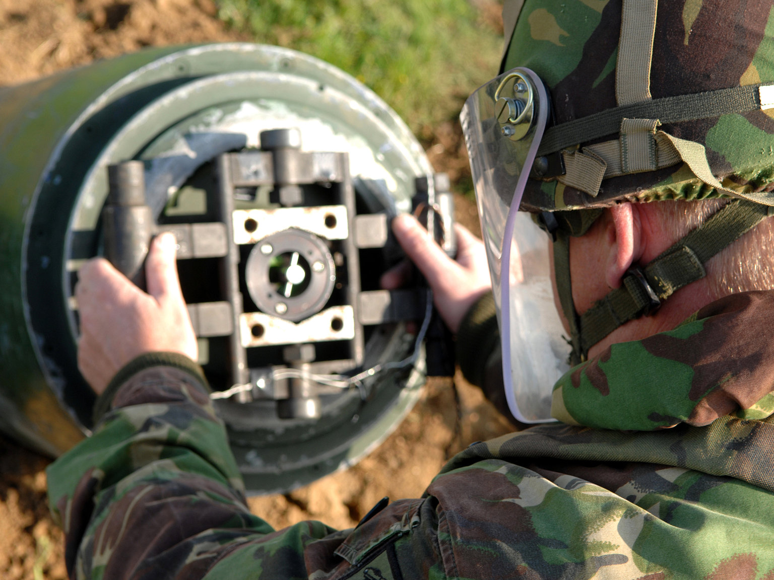 59a905ed0bb65_A_Royal_Air_Force_bomb_disposal_expert_attaches_a_rocket_wrench_to_the_tail_of_a_1000lb_bomb_during_a_training_exercise_MOD_45147746.thumb.jpg.b6c7aec45628abca3f6d752849381d09.jpg