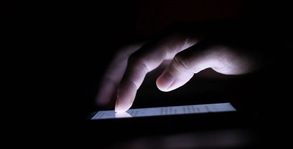 Using-Smartphone-In-The-Dark.jpg
