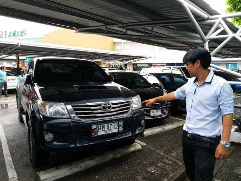 toyota-pointing.jpg