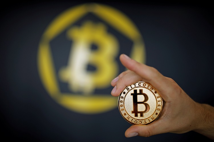 2017-10-03T190000Z_1_LYNXNPED921LI_RTROPTP_4_CHINA-BITCOIN.JPG