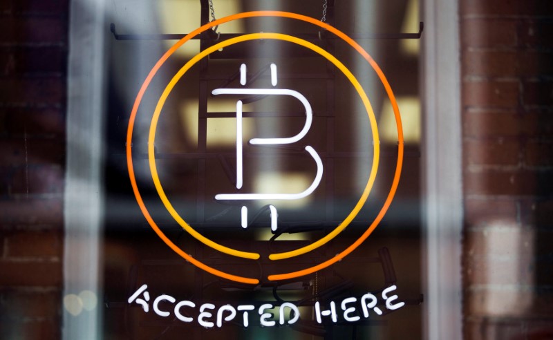 2017-10-20T195546Z_1_LYNXMPED9J1PC_RTROPTP_3_BITCOIN-EXCHANGES-RISKS.JPG