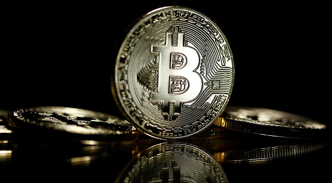 2017-10-23T050402Z_1_LYNXMPED9M08O_RTROPTP_4_GLOBAL-BITCOIN.JPG
