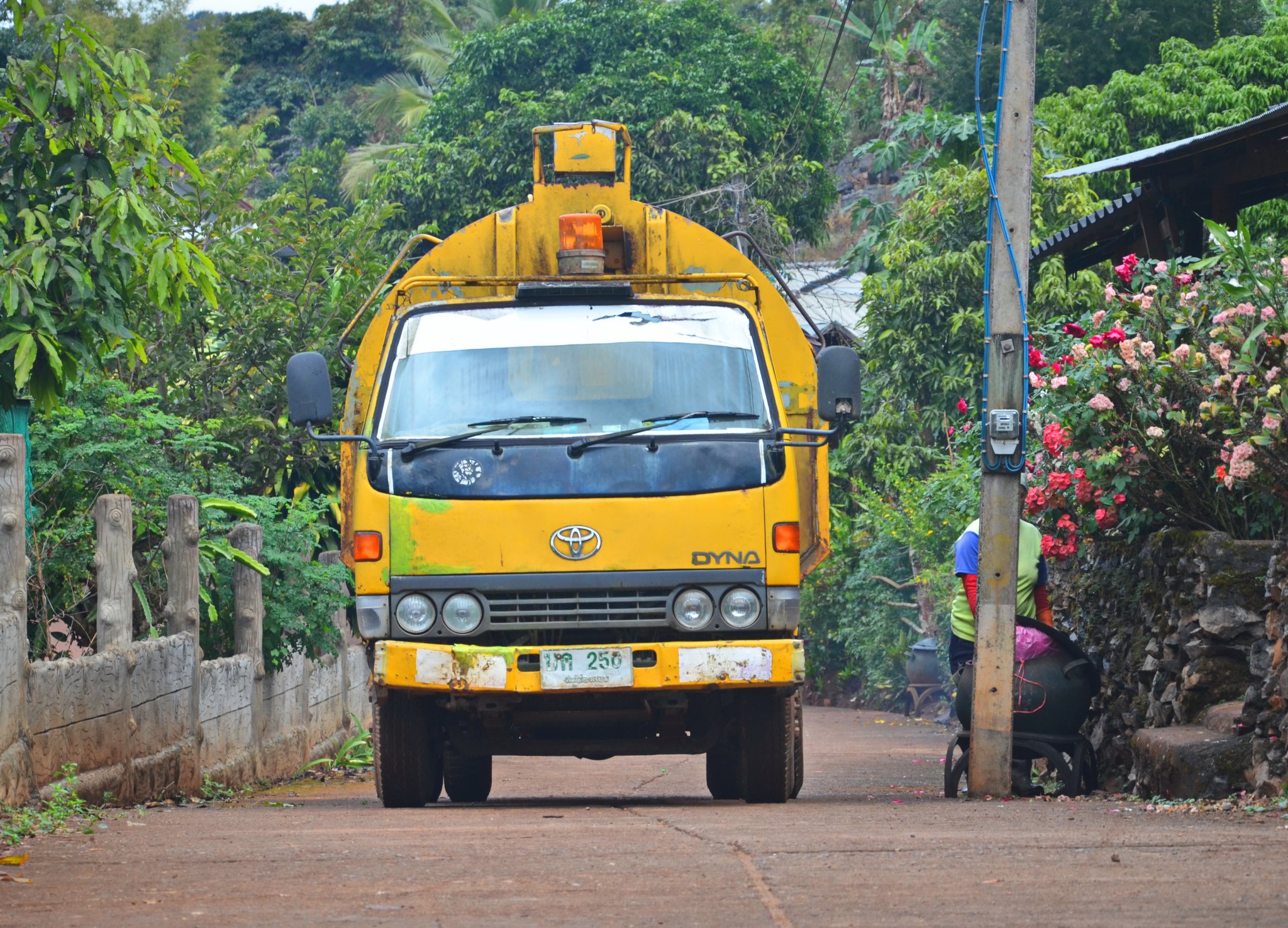trash truck.jpg