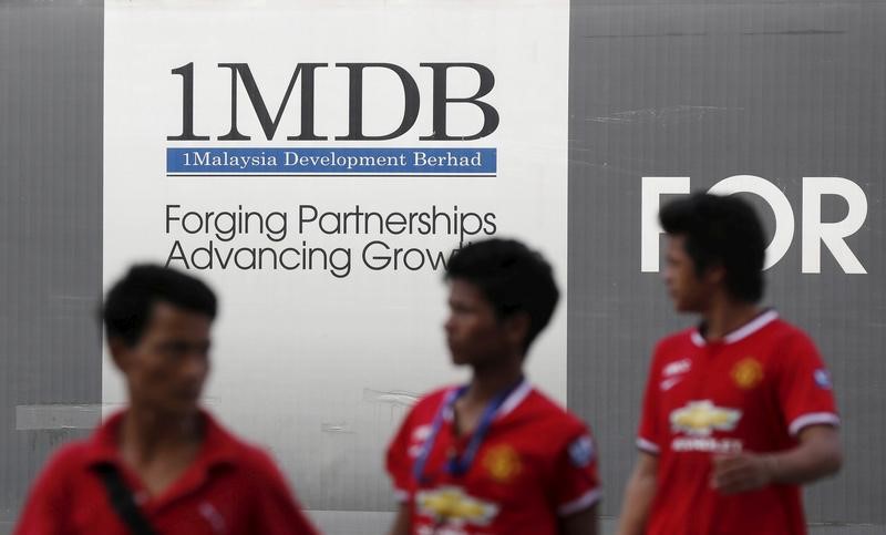 2017-11-01T041124Z_1_LYNXMPEDA026C_RTROPTP_3_MALAYSIA-SCANDAL-JHOLOW.JPG