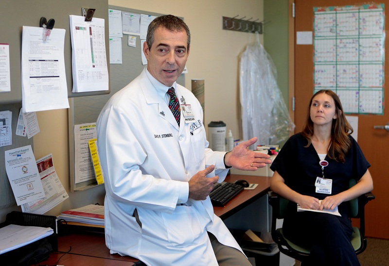 2017-11-21T061456Z_1_LYNXMPEDAK097_RTROPTP_4_USA-HEALTHCARE-BURNOUT.JPG