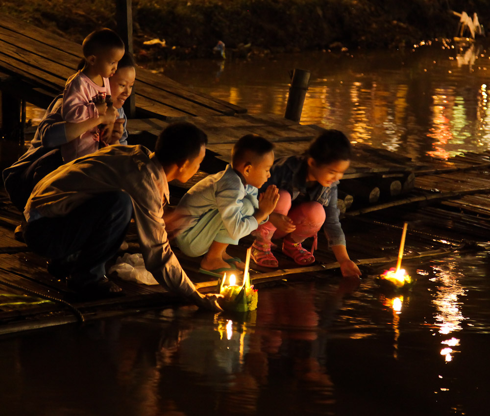 Loi_Krathong_2010_John_Shedrick.jpg