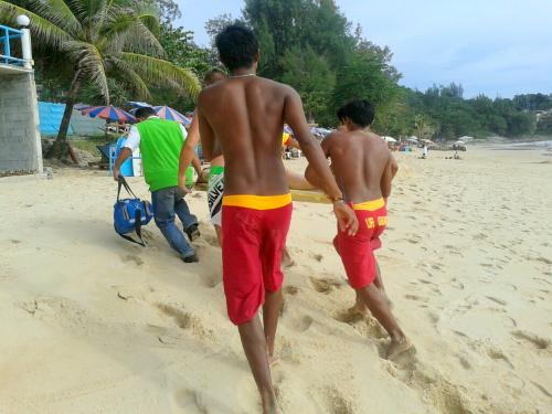 phuketnews_Phuket_lifeguards_at_Surin_Beach_render_assistance_to_Mr_Lai_Photo_T_22279_kgznYmofZf_jpeg.jpg