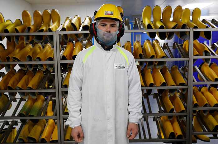 2017-12-07T175141Z_1_LYNXMPEDB61NO_RTROPTP_4_BRITAIN-EU-FARMWORKERS.JPG