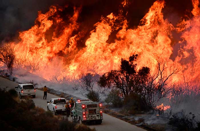 2017-12-11T025736Z_2_LYNXMPEDB90B7_RTROPTP_4_USA-WILDFIRES.JPG