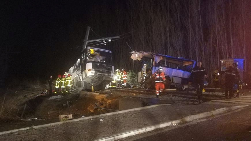 2017-12-14T224847Z_2_LYNXMPEDBD1SL_RTROPTP_4_FRANCE-CRASH-SCENE.JPG