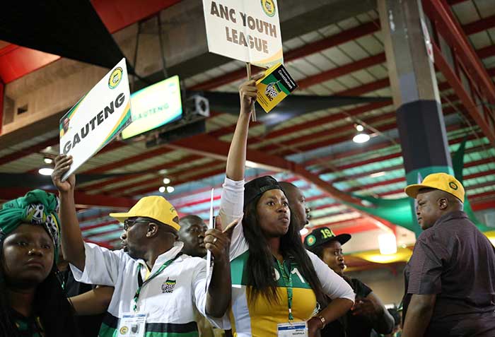 2017-12-18T020408Z_1_LYNXMPEDBH029_RTROPTP_4_SAFRICA-POLITICS.JPG