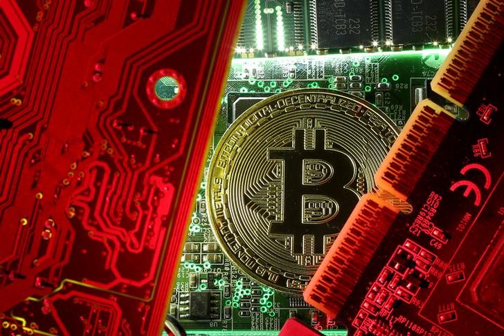 2017-12-18T052144Z_1_LYNXMPEDBH0BA_RTROPTP_3_BITCOIN-FUTURES.JPG