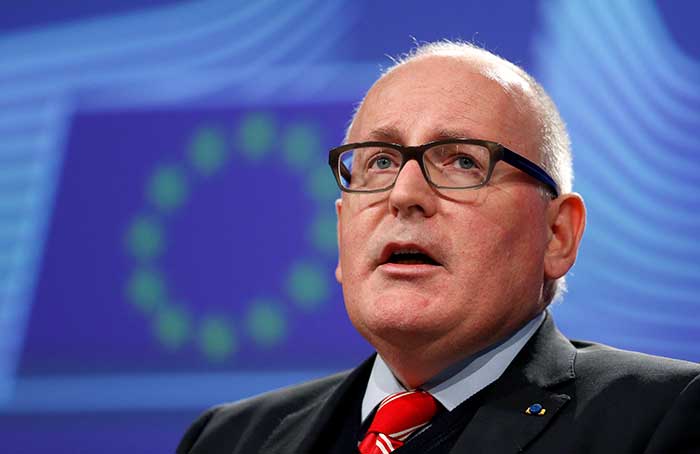 2017-12-20T132010Z_2_LYNXMPEDBJ12I_RTROPTP_4_EU-POLAND.JPG