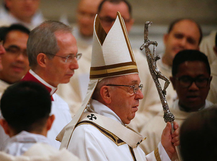 2017-12-24T214610Z_1_LYNXMPEDBN0IN_RTROPTP_4_CHRISTMAS-SEASON-POPE-MIDNIGHT-MASS.JPG