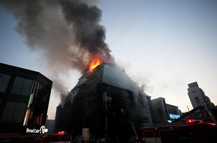 2017-12-26T041432Z_1_LYNXMPEDBP06D_RTROPTP_3_SOUTHKOREA-FIRE.JPG