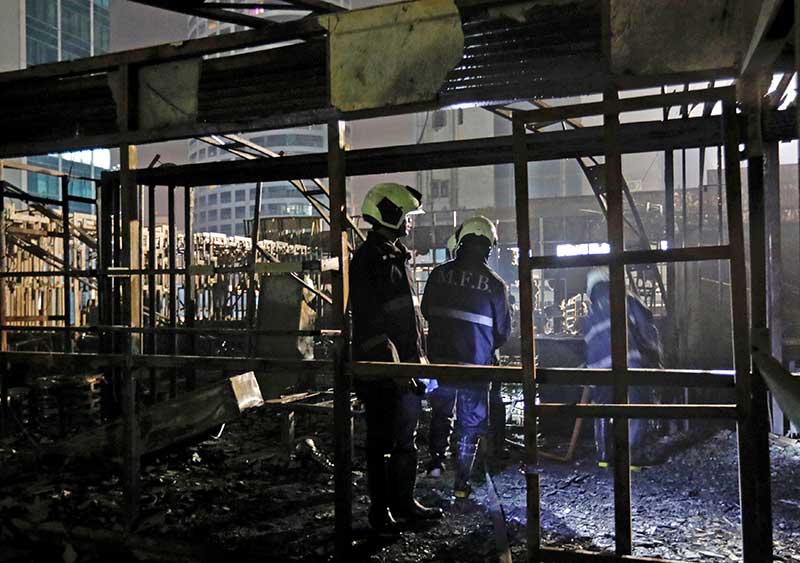 2017-12-29T000234Z_1_LYNXMPEDBS00A_RTROPTP_4_MUMBAI-FIRE.JPG