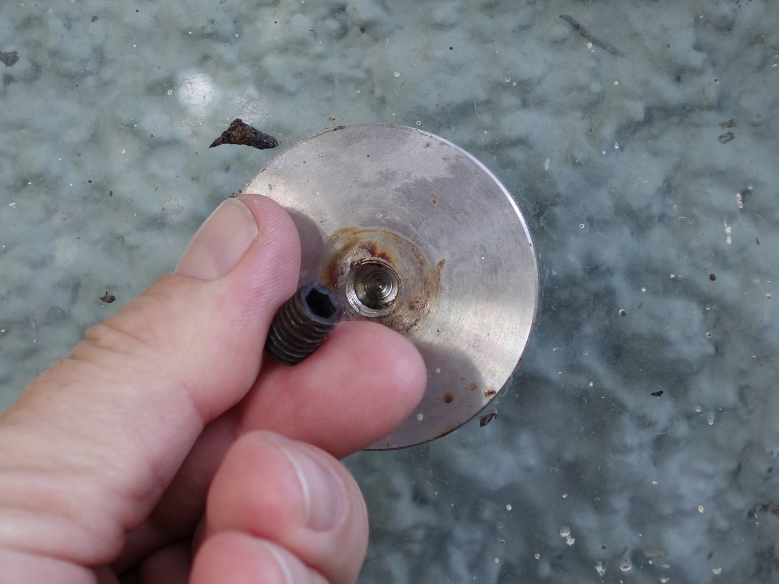 5a262523566cc_Glasstablelegscrew.thumb.JPG.bc827a3fa7a8200ea617a2c2363166ff.JPG