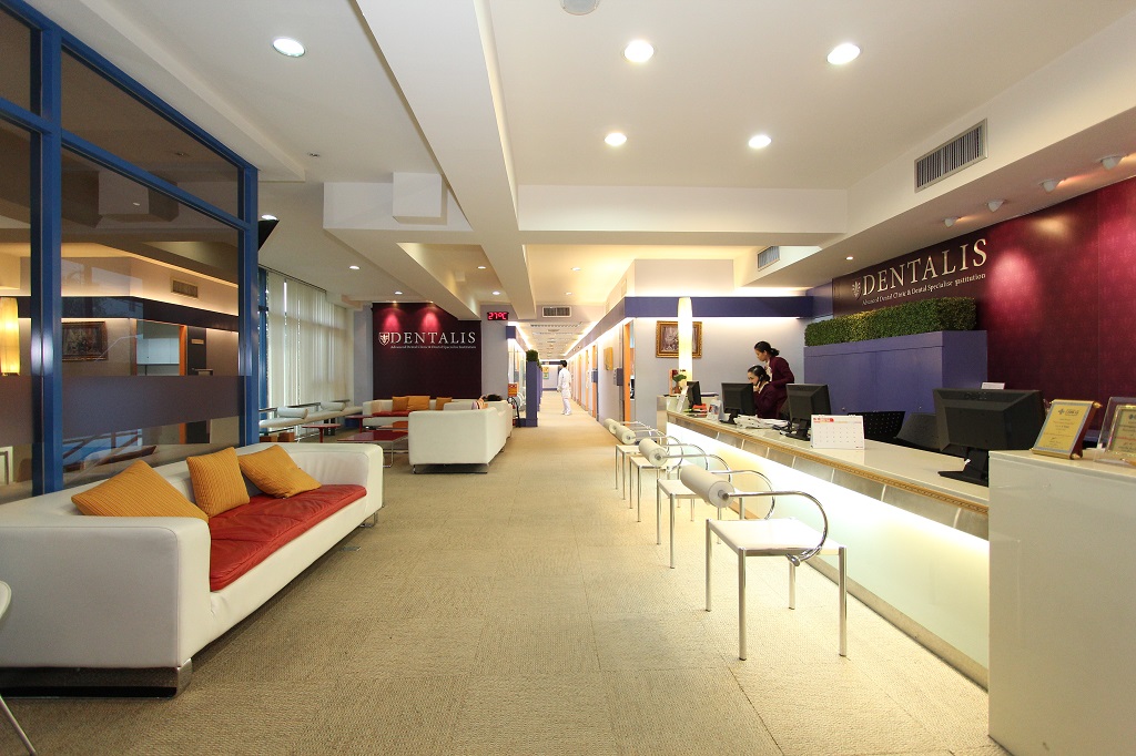 Dentalis Center Vejthani Hospital Bangkok Atmosphere.JPG